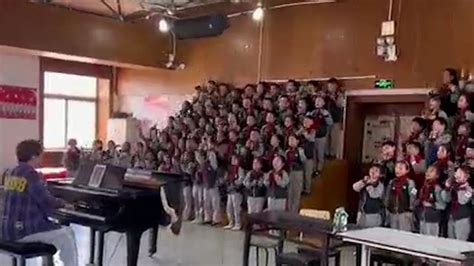 班班有歌声 梦想齐飞扬—一年级校歌合唱比赛_校园动态_上步小学