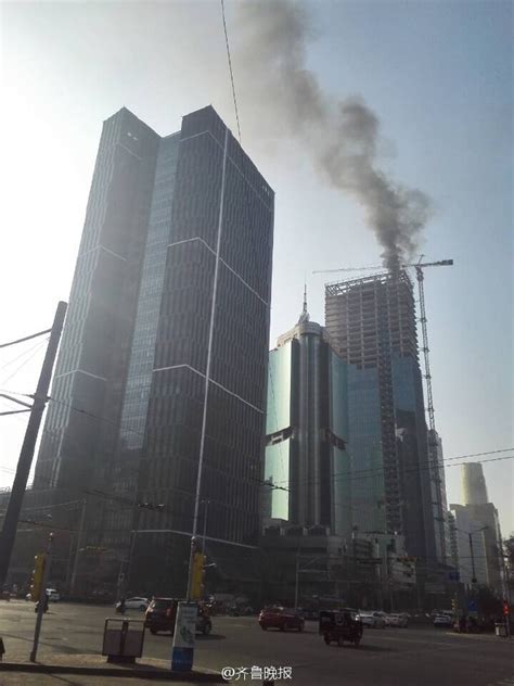 山东新闻大厦西侧在建大楼楼顶失火(图)_凤凰资讯