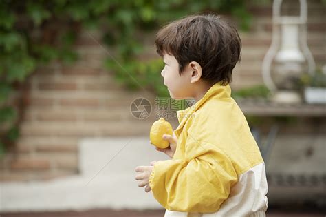 拿着柠檬的小男孩高清图片下载-正版图片502341445-摄图网