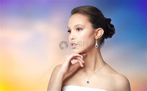 购物,金融,时尚,人奢侈的美丽的轻女人戴着优雅的黑色太阳镜,迪拜夜城市灯光街道背景上信用卡高清图片下载-正版图片300601066-摄图网