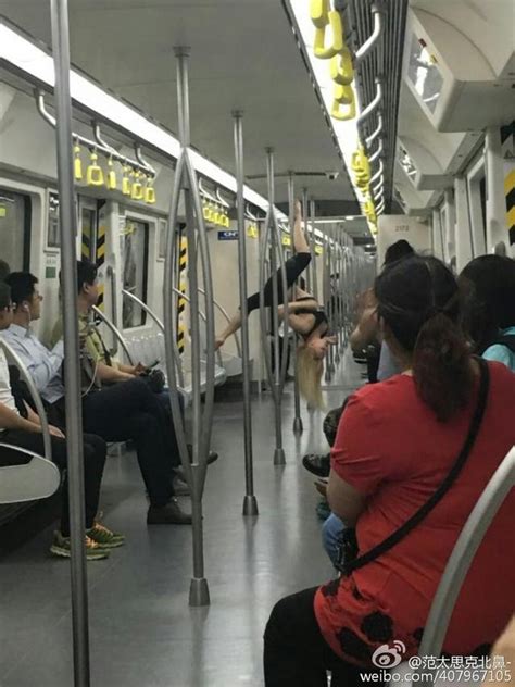 上海一老人误将地铁车厢内扶手当售卖机，令人忍俊不禁又心酸|上海市|售卖机|车厢_新浪新闻