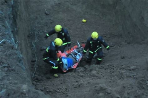 男子掉入2米深坑无人管？ 大坑旁也没有警示牌和保护措施-新闻中心-南海网