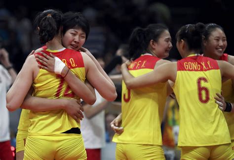 中国女排赢了比赛拿了冠军 但国旗又挂错了_体育图文_看看新闻