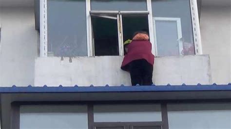 小偷爬2楼撬窗,被全程录下群内直播_大庆晚报-梨视频官网-Pear Video