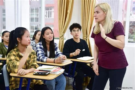 BBC派3个英国学生来亚洲交换3天，分别住进条件不同的家庭，揭开的东亚教育现象引人深思…