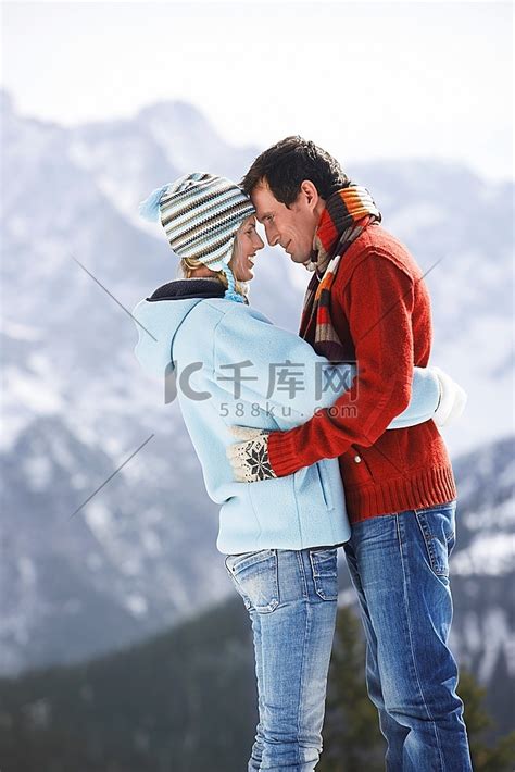 一对夫妻面对面站在山的侧面美女女孩高清摄影大图-千库网