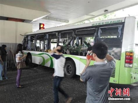 上海一公交撞上高架桥立柱 已造成2死22伤_新浪新闻