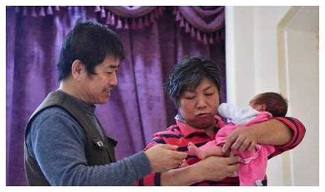 67岁高龄产妇坚持生娃,如今过得怎么样了,她担心孩子没人照顾