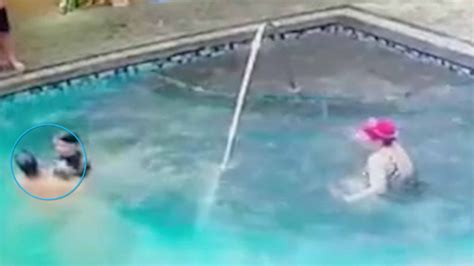 男童溺水挣扎家人还以为在玩水 路过男子3秒救起_凤凰网视频_凤凰网
