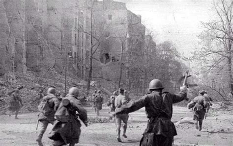 苏军怀着复仇心进入柏林，苏联女兵上厕所，因何引得德国妇女尖叫