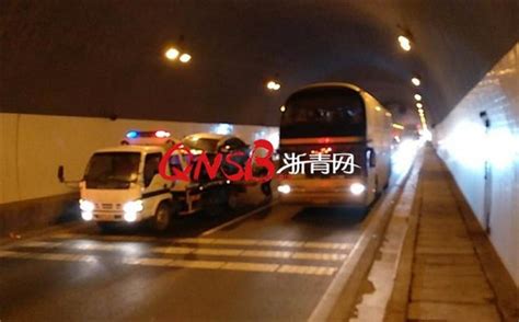 小客车隧道内没油抛锚 直接导致23辆车连环相撞-浙江新闻-浙江在线