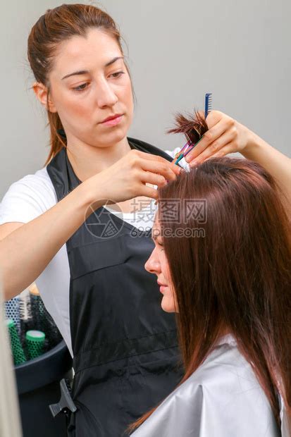 在美容院剪女人头发的近高清图片下载-正版图片505645489-摄图网