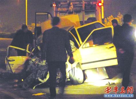 轿车跨过隔离带撞上客车 事故造成两死两伤_新闻中心_新浪网