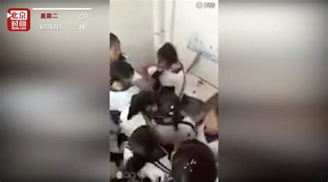 10名女生狂抽同学耳光 校长被党内警告处分