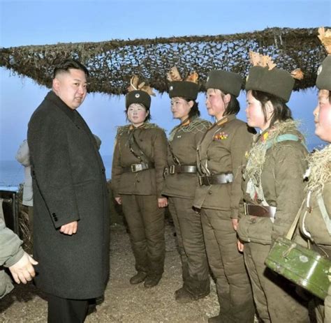中朝边界站岗的朝鲜女兵_新浪图集_新浪网
