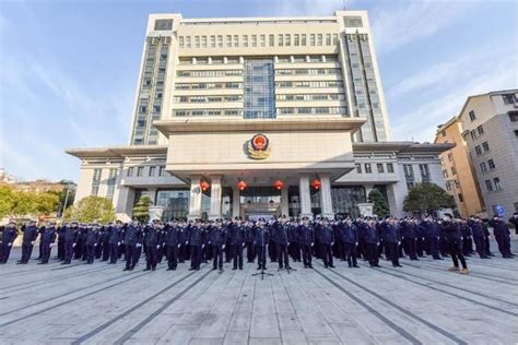 金华市公安局在机关大院举行首个中国人民警察节警旗升旗仪式_凤凰网视频_凤凰网