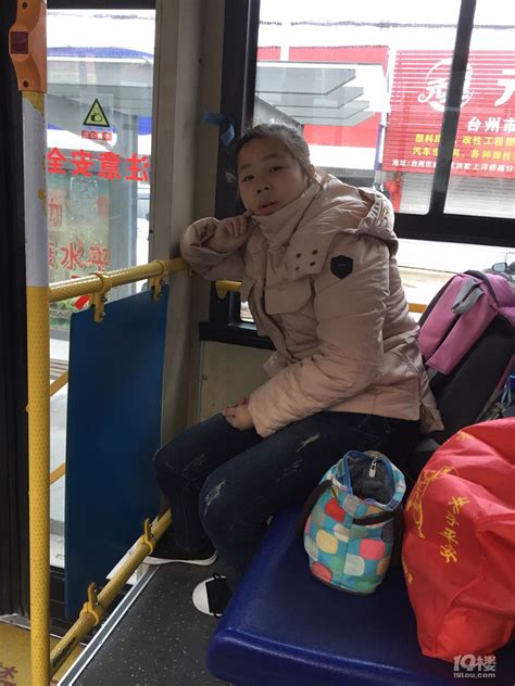 小学生坐反公交车迷路 暖心公交人送其回家