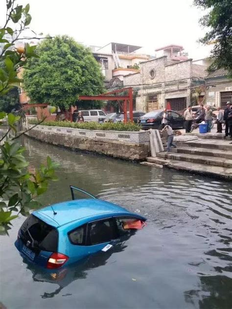 突发！桂城女司机驾车冲入河涌，原因竟是..._搜狐汽车_搜狐网