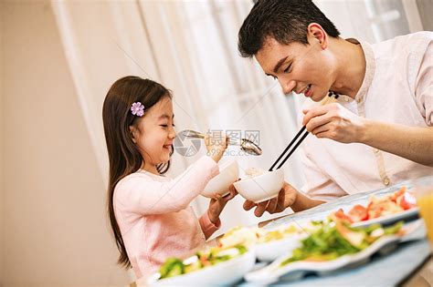 父亲和女儿在吃饭高清图片下载-正版图片507640670-摄图网