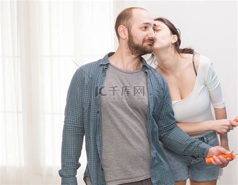 妻子亲吻她的丈夫高清摄影大图-千库网