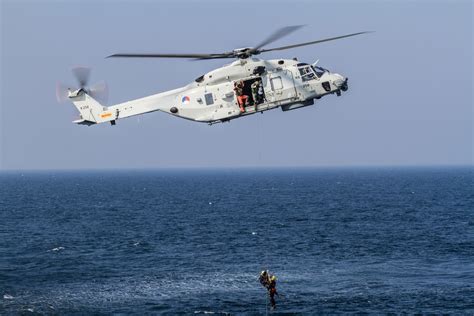 UH-60黑鹰直升机爬升_新浪图集_新浪网