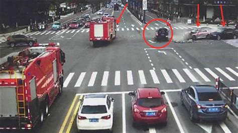监拍：杭州一轿车失控撞飞路人致1死2伤 摩托车瞬间被“碾碎”！_凤凰网视频_凤凰网