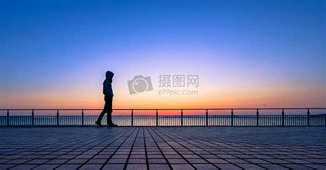 一个人行走图片
