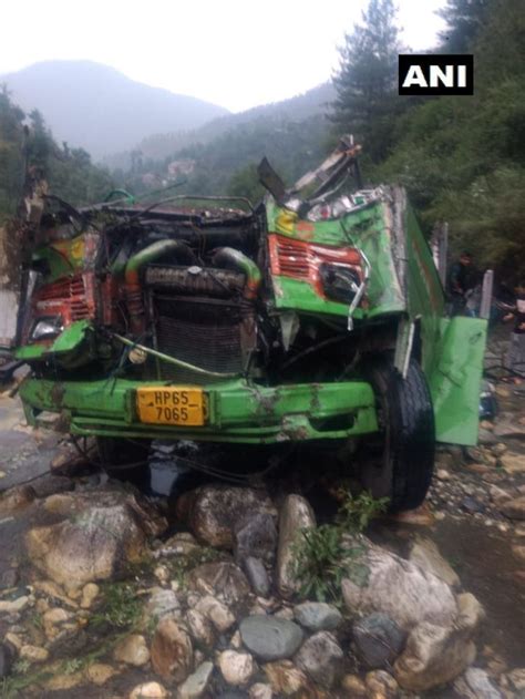 印度一巴士坠入150多米深山谷，44人遇难