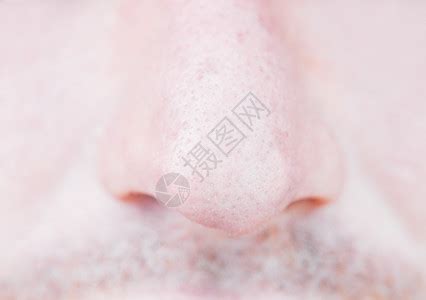 女脸在白色背景下显示鼻窦寒冷灰尘过敏流感人高清图片下载-正版图片502662543-摄图网