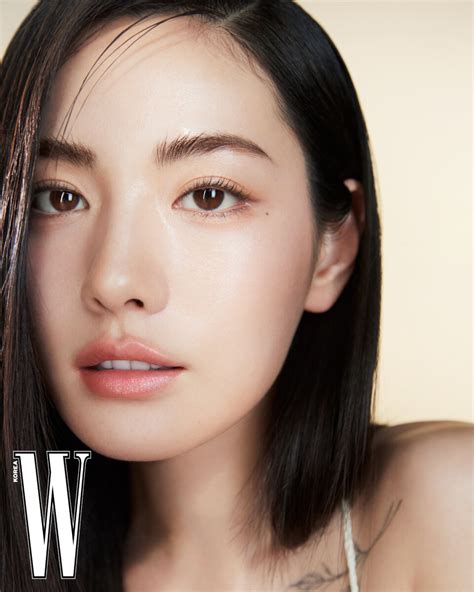 韩国女艺人HaNi发布一组广告写真照，以其出众的容貌吸引广大粉丝目光-新闻资讯-高贝娱乐