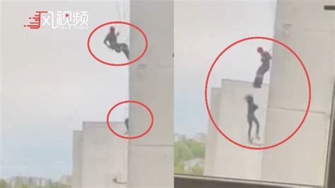 国外消防员从天而降踢回跳楼女子 不小心将其踹下11楼惨死_凤凰网