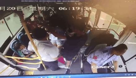 622路公交车上，年轻女孩突然晕倒在地……