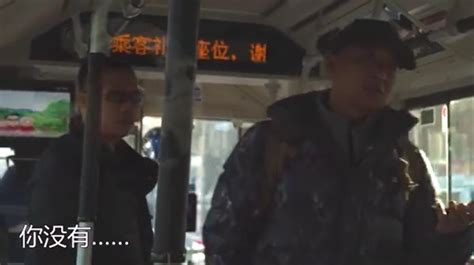 北京一公交协管员提示乘客戴口罩遭殴打_手机新浪网
