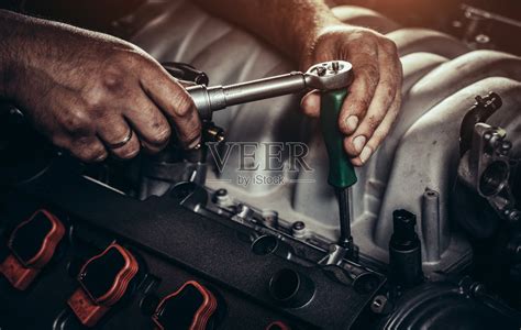 在汽车修理厂维修V10发动机照片摄影图片_ID:311116441-Veer图库