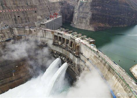 壮观！世界在建最大水电站 白鹤滩水电站大坝首批坝段浇筑到顶 - 川观新闻