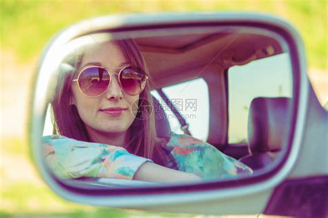 开车的年轻女司机看着侧面镜子高清图片下载-正版图片503054385-摄图网