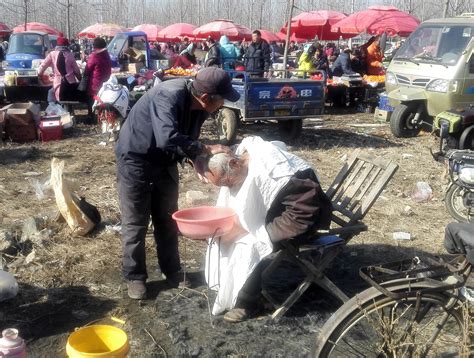 寻年味 办年货 一场大集7万人流 王哥庄年集热闹开启_手机新浪网