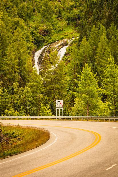 穿过挪威山脉的路美丽的风景,绿色的瀑布旅行旅游挪威山区的道路景观高清图片下载-正版图片300879539-摄图网