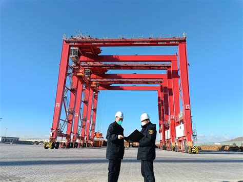 江南造船厂1600吨龙门吊总体吊装已完成
