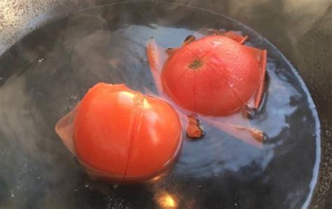 西红柿去皮，热水烫太麻烦！教你一招，几分钟轻松搞定，果肉完整_美食_时候_方法