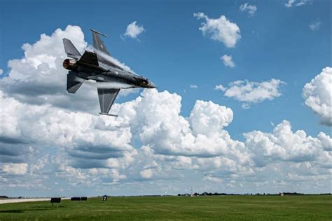 惊险刺激！美军F16战机超低空高速擦地飞行_新浪图片