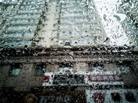 雨滴毛玻璃阴天摄影图高清摄影大图-千库网