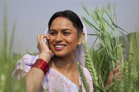 印度女人图片-稻田里的印度女人素材-高清图片-摄影照片-寻图免费打包下载