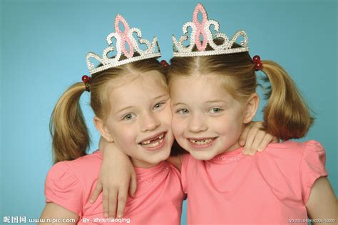 全球最美双胞胎 出生就有经纪人来签模特_新时代模特学校 | 国际超模教育培训基地