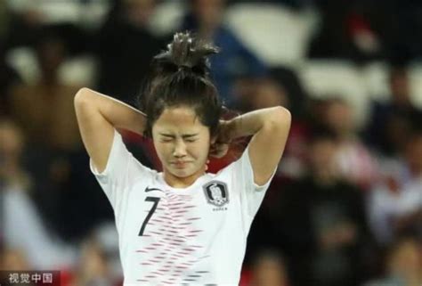 心疼！韩国女足头号美女世界杯失单刀 懊恼的样子真可爱_荔枝网新闻