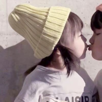 亲嘴小女孩动图图片