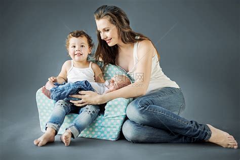 漂亮的妈妈照顾她的孩子高清图片下载-正版图片300021079-摄图网