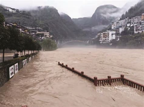 重庆6个区县遭遇大暴雨 --劳动报