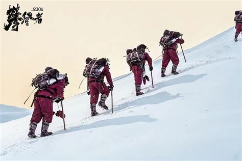 《攀登者》发布新海报，吴京深情凝望珠峰