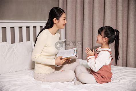 母女居家生活妈妈给女儿讲故事高清图片下载-正版图片501714317-摄图网